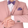 Traje SLIM de 3 piezas color rosa liso. Conjunto de Saco, Pantalón y Chaleco. Outfit de dos botones 100% Microfibra con doble abertura trasera