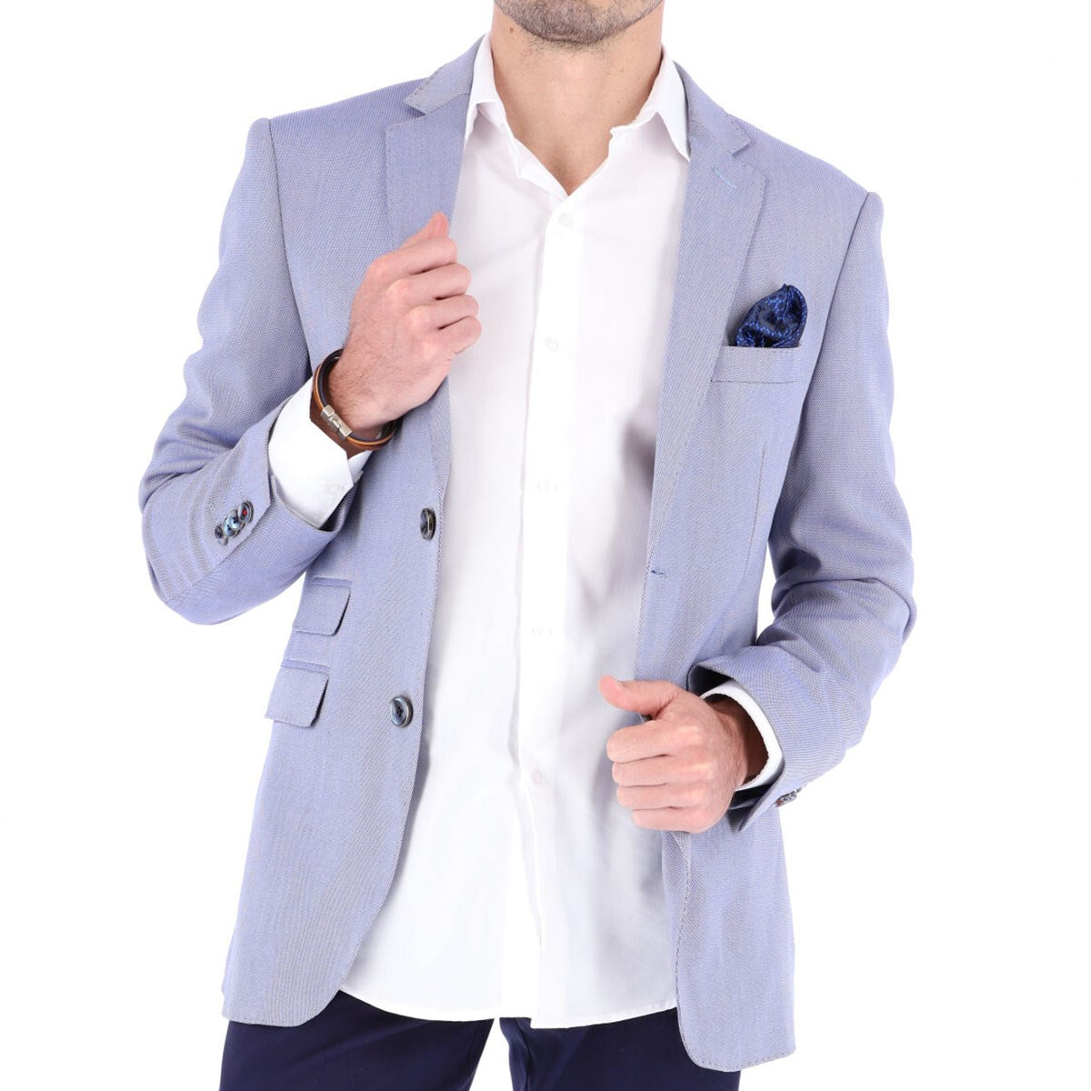 Saco SLIM color azul cielo. Saco para hombre de alta calidad de dos botones 100% Microfibra con doble abertura trasera.