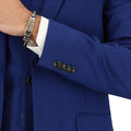 Traje SLIM de 3 piezas color azul cobalto liso. Conjunto de Saco, Pantalón y Chaleco. Outfit de dos botones 100% Microfibra con doble abertura trasera