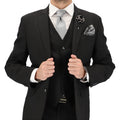 Traje SLIM FIT de 3 piezas color negro liso. Conjunto de Saco, Pantalón y Chaleco. Outfit de dos botones 100% Microfibra con doble abertura trasera.