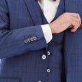 Traje SLIM de 3 piezas color azul con cuadros. Conjunto de Saco, Pantalón y Chaleco. Outfit de dos botones 100% Microfibra con doble abertura.